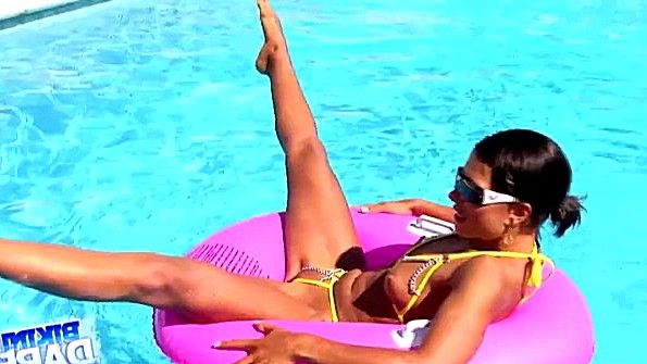 Чернокожий мужчина занимается сексом с уборщицей и вызывает у неё крики