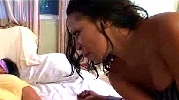 Шаловливая девушка в чулках требует, чтобы ей кончили внутрь