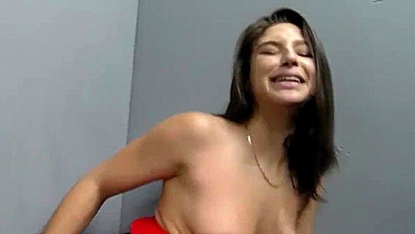 Японская женщина мастурбирует в чулках