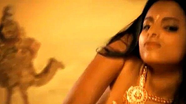 Девушка застает подругу за мастурбацией, а затем играет с ней