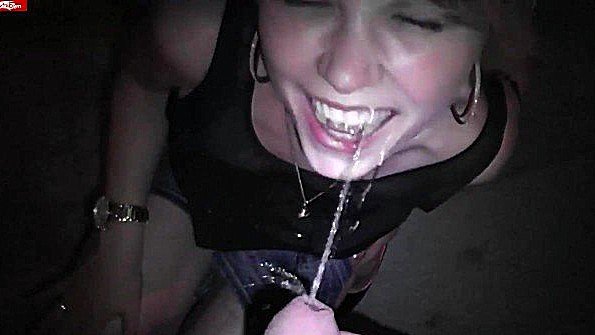 Две шлюхи трахают старика