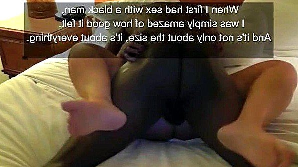 Девушка занимается самоудовлетворением с помощью вибратора у бассейна