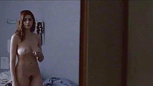 Чернокожий мужчина эякулирует внутрь женщины