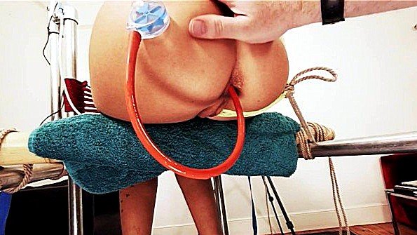 Длинноногая женщина использует вибратор на полу