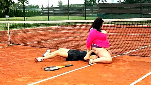 Блондинка раздевается и провокационно прикасается к себе