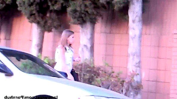 Шаловливая брюнетка уговорила старика переспать с ней