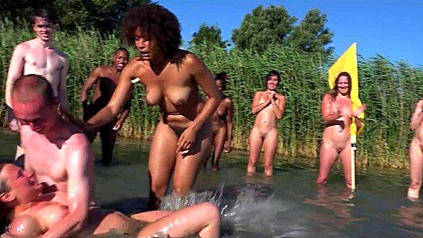 Пара страстно занимается сексом и получает удовольствие