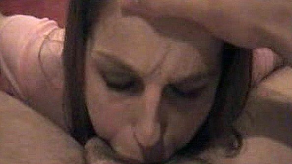 Индийская женщина с удовольствием доставляет удовольствие своему партнеру и испытывает наслаждение