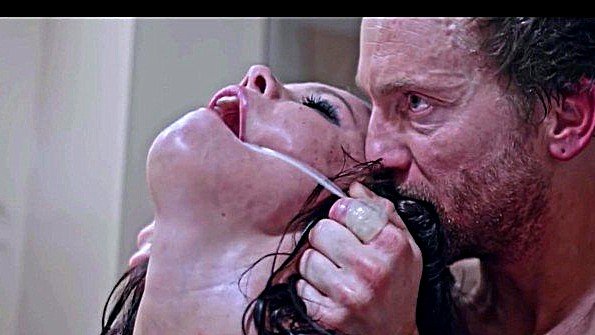 Пожилая женщина в чулках заставляет себя кончить