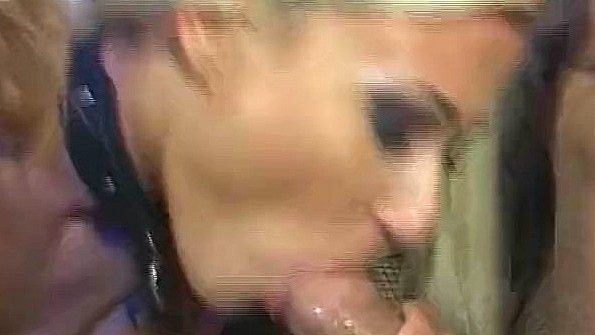 Молодая девушка в вульгарном бикини исполняет непристойный стриптиз