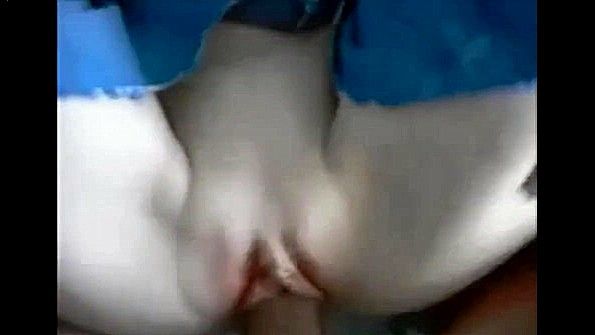 Великолепная чернокожая женщина умело и интенсивно занимается сексом с мужчиной