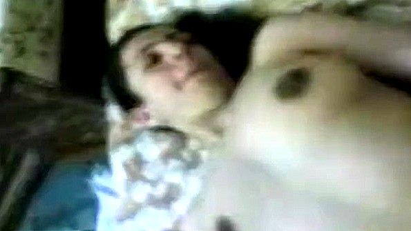 Чернокожая женщина с пышными формами стоит на четвереньках во время спаривания